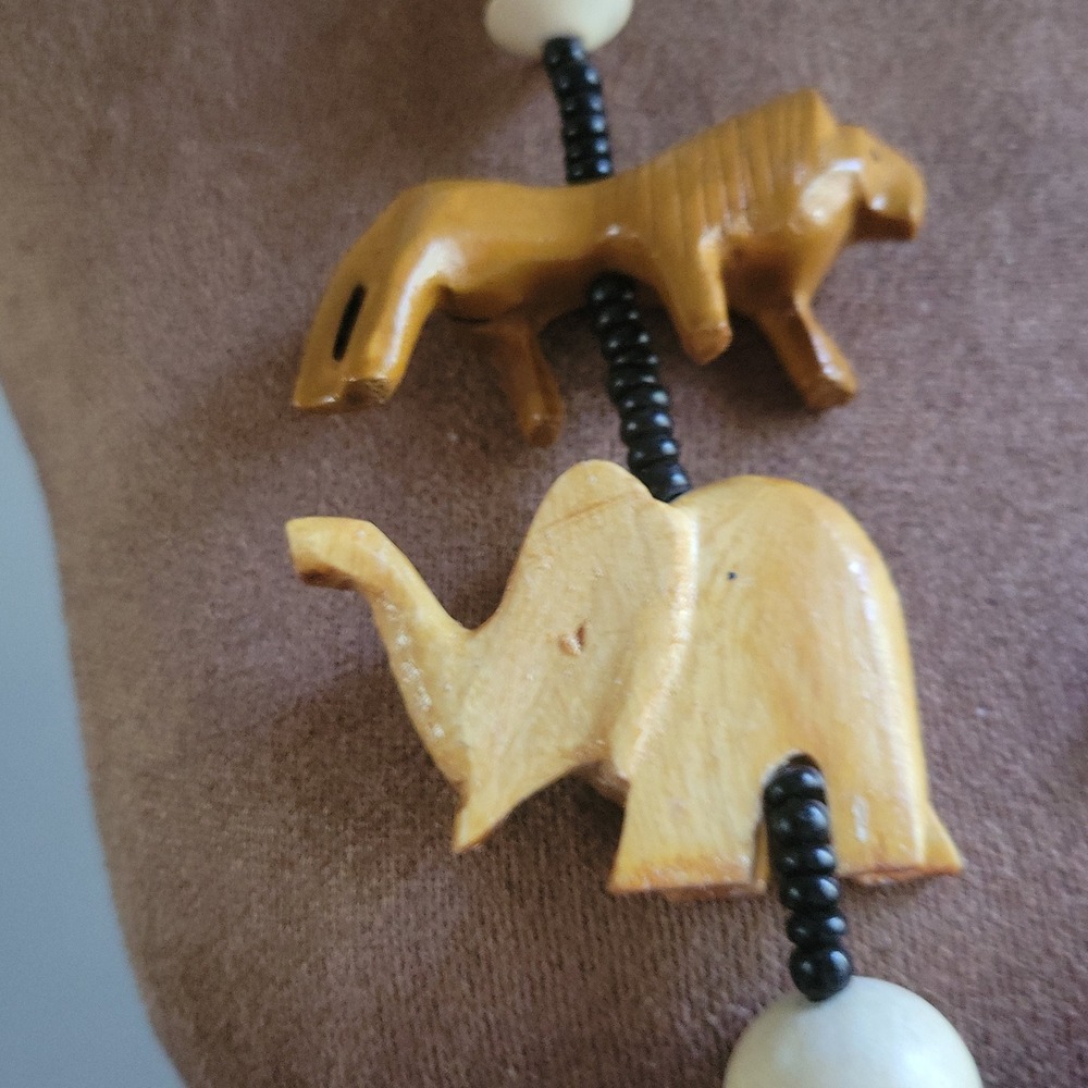 Vintage Hand Carved Wood Bone Safari Animal Elephant Leopard Necklace Eclectic - Picture 3 of 8